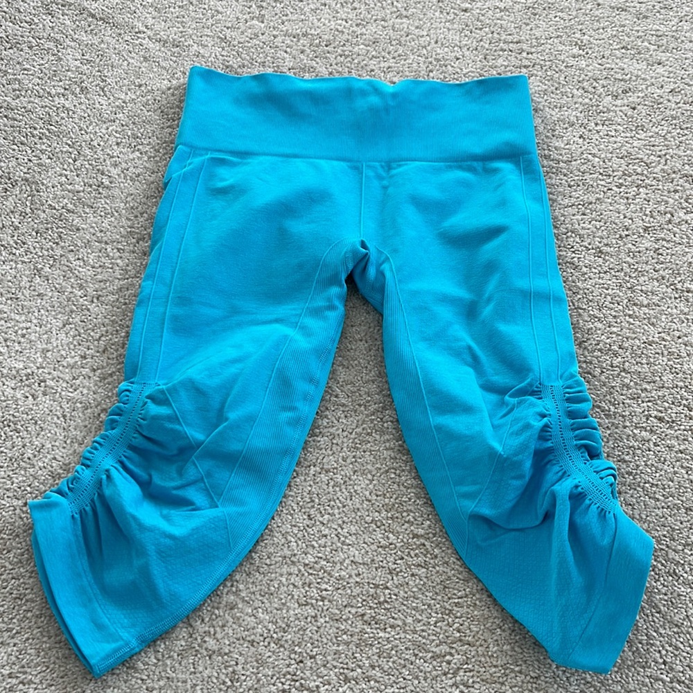 Lululemon blue cropped pants